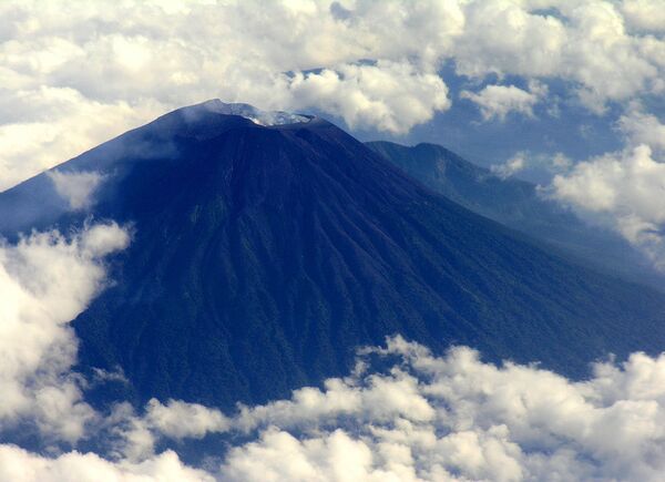 Вид на вулкан Мерапи с самолета