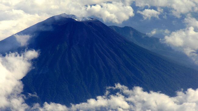 Вид на вулкан Мерапи с самолета. Архив