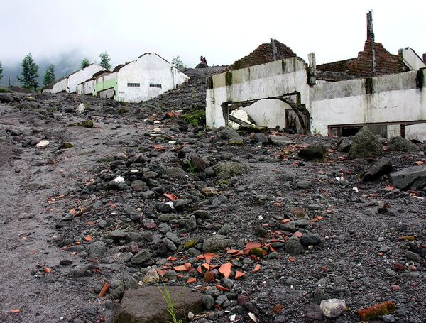 Разрушенная извержением деревня на склоне Мерапи 