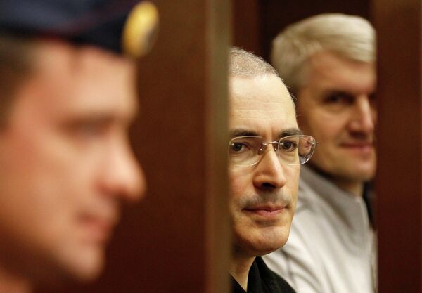 Экс-глава ЮКОСа Михаил Ходорковский и экс-глава МФО Менатеп Платон Лебедев в зале суда 22 октября 2010 г.