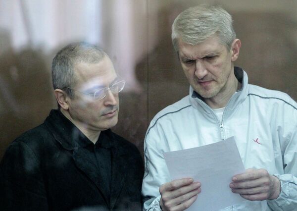 Экс-глава ЮКОСа Михаил Ходорковский и экс-глава МФО Менатеп Платон Лебедев в зале суда 22 октября 2010 г.