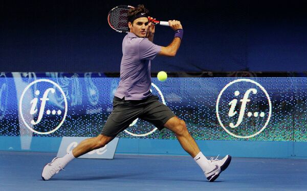 Роджер Федерер в матче со Станисласом Вавринкой на турнире в Стокгольме