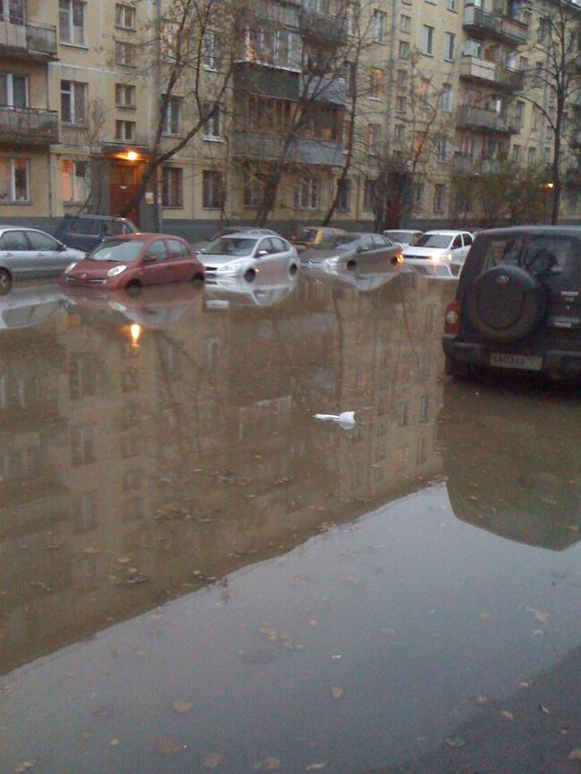 Прорыв водопровода на улице Маломосковская в Москве