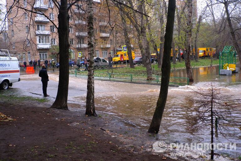 Прорыв водопровода на улице Маломосковская в Москве