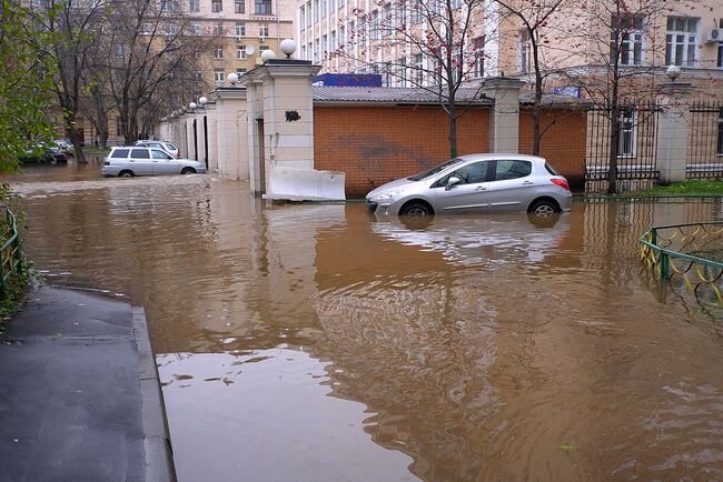 Прорыв водопровода на улице Маломосковская в Москве