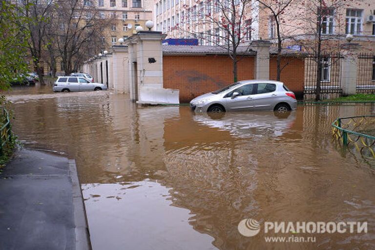 Прорыв водопровода на улице Маломосковская в Москве