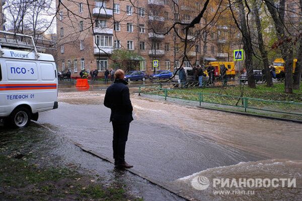 Прорыв водопровода на улице Маломосковская в Москве
