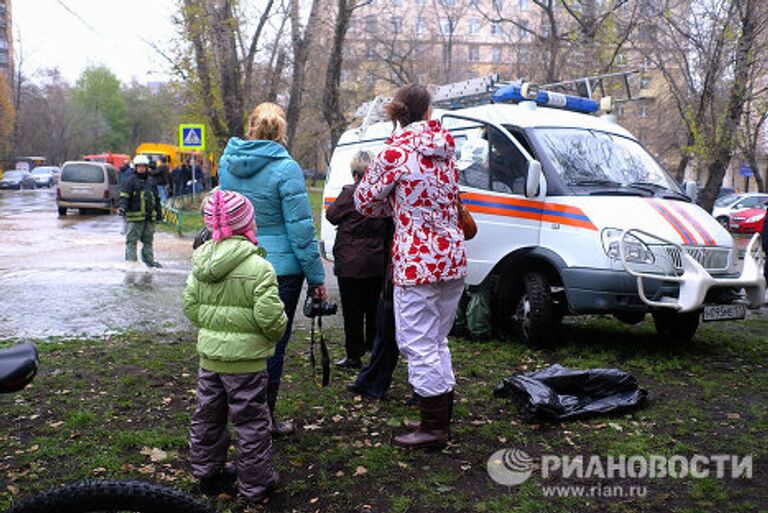 Прорыв водопровода на улице Маломосковская в Москве