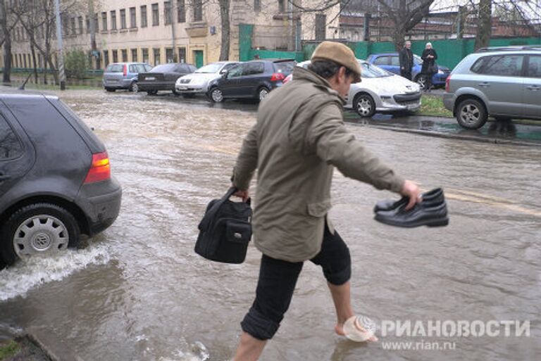 Прорыв водопровода на улице Маломосковская в Москве