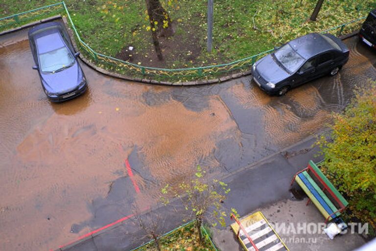 Прорыв водопровода на улице Маломосковская в Москве