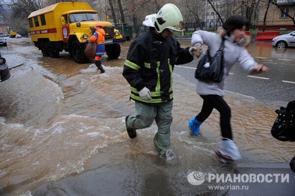 Прорыв водопровода на улице Маломосковская в Москве