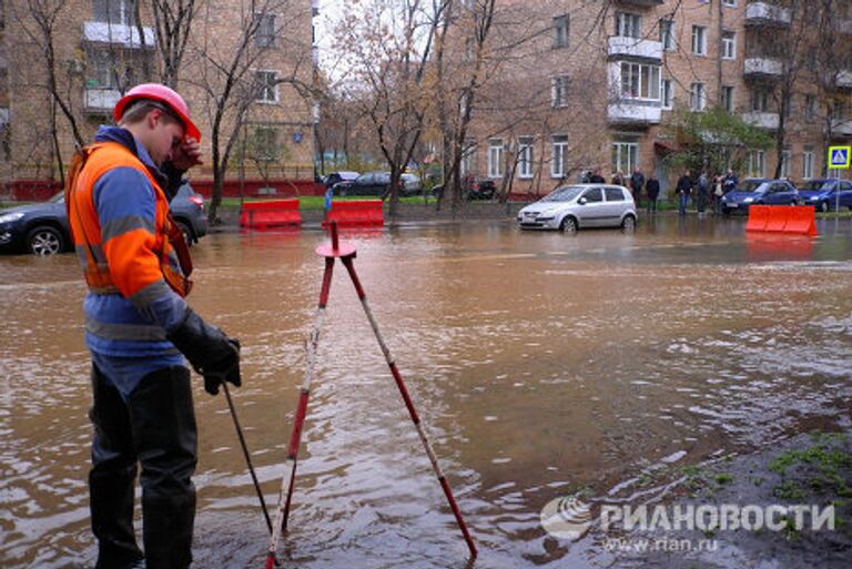 Прорыв водопровода на улице Маломосковская в Москве