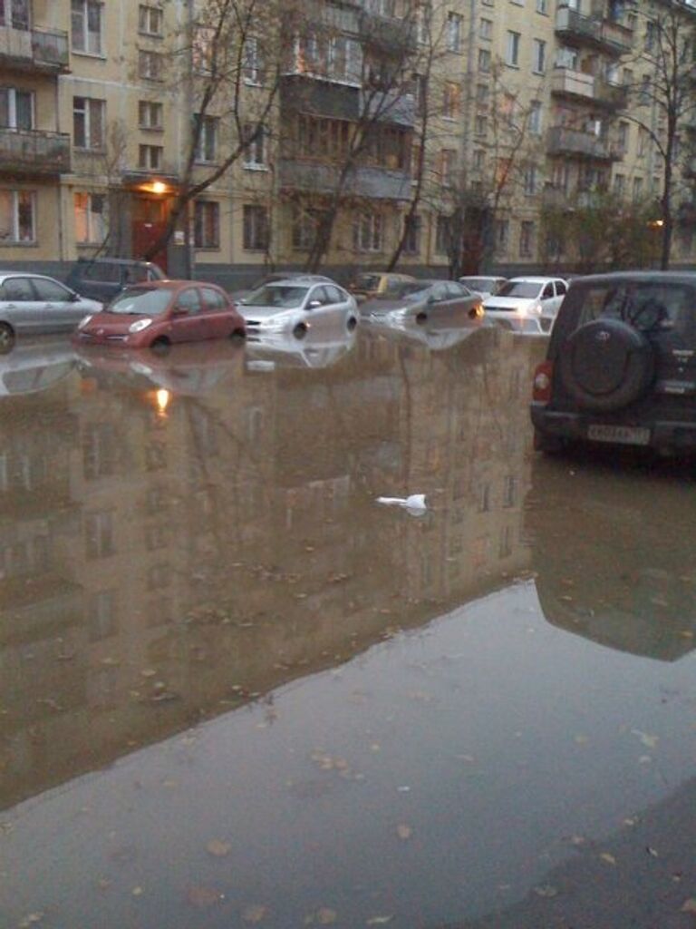 Прорыв водопровода на улице Маломосковская в Москве