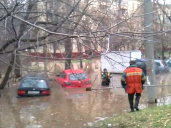 Из-за прорыва трубы на севере Москвы несколько улиц залила вода