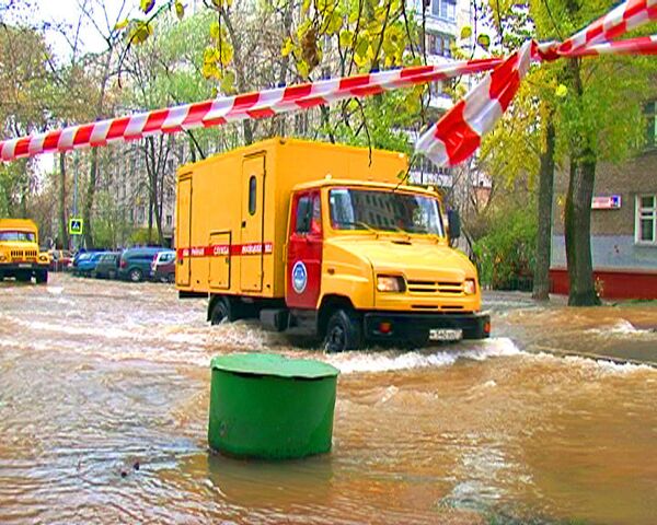 Московские улицы уходят под воду в результате аварии на трубопроводе 
