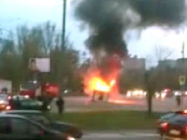 На Кутузовском проспекте в Москве столкнулись пять машин, сгорела скорая