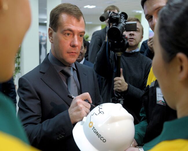 Нижнекамские нефтяники взяли у Медведева автограф и позвали на Сабантуй