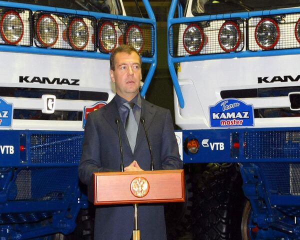 Медведев наградил экипаж команды КАМАЗ-мастер в заводском цехе