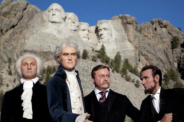 Восковые фигуры президентов США у подножья горы Рашмор