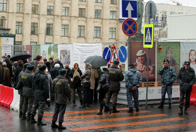 Сотрудники правоохранительных органов на Триумфальной площади