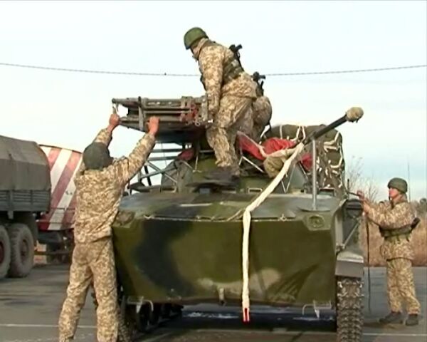 Семитонные машины выбрасывают с воздуха на учениях войск ОДКБ