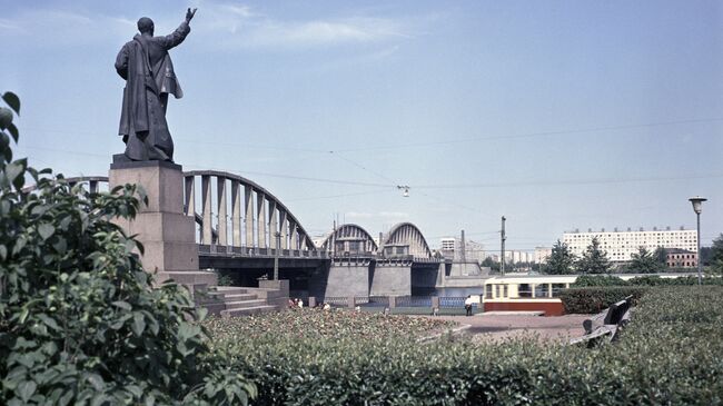 Володарский мост через Неву. Архив