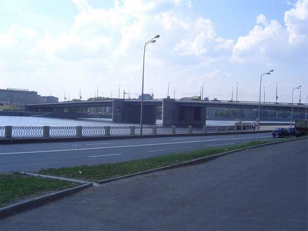 Сухогруз врезался в опору Володарского моста в Санкт-Петербурге 