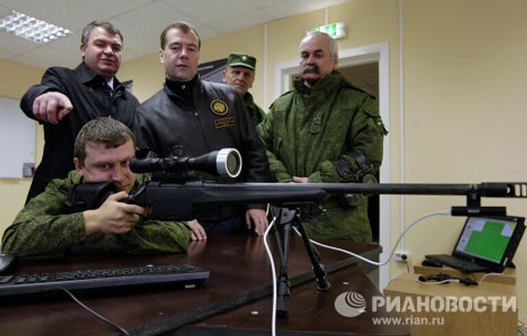 Президент РФ Д.Медведев посетил Центр переподготовки и повышения квалификации стрелков под Солнечногорском