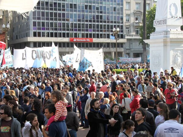 Аргентинцы пришли проститься с экс-президентом Нестором Киршнером 
