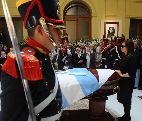 Президент Аргентины Кристина Фернандес на прощании с Нестором Киршнером