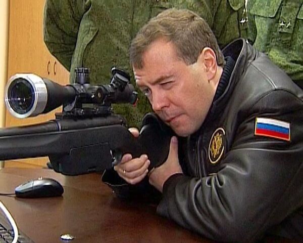 Медведев пострелял из учебной снайперской винтовки