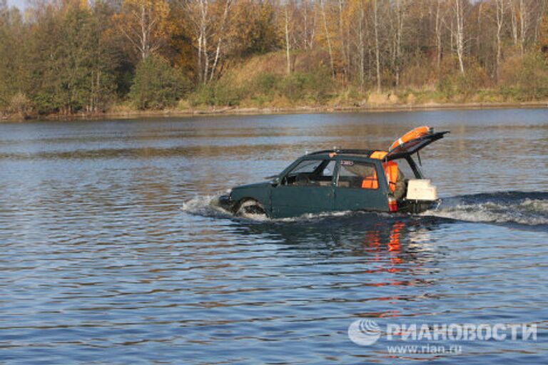 Калининградский умелец преоборудовал автомобиль Ока в моторную лодку