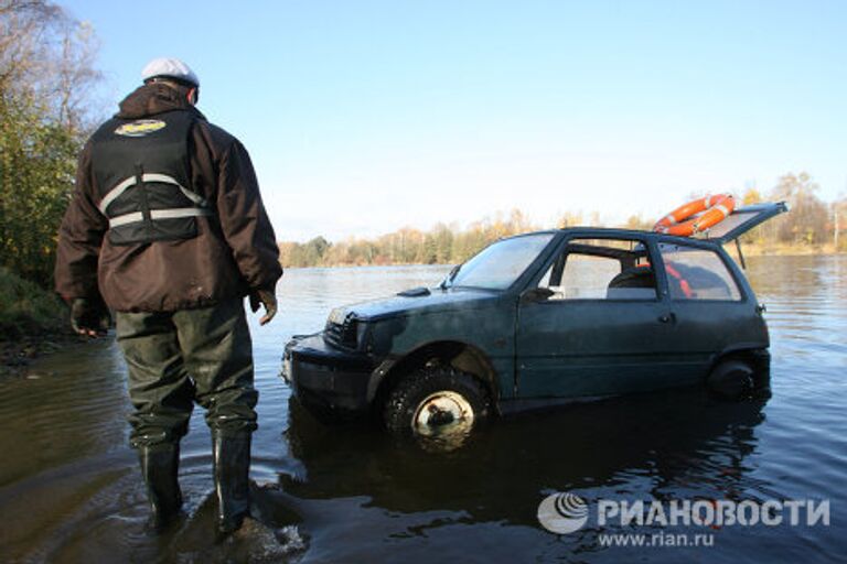 Калининградский умелец преоборудовал автомобиль Ока в моторную лодку