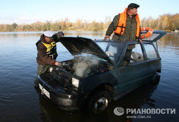 Калининградский умелец преоборудовал автомобиль Ока в моторную лодку