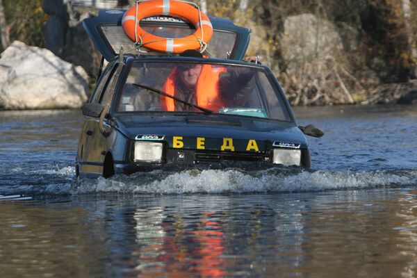 Калининградский умелец преоборудовал автомобиль Ока в моторную лодку