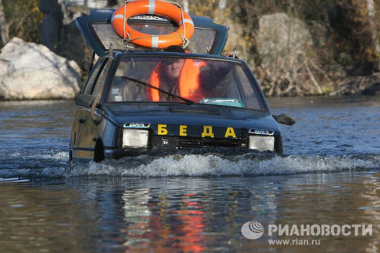 Калининградский умелец преоборудовал автомобиль Ока в моторную лодку