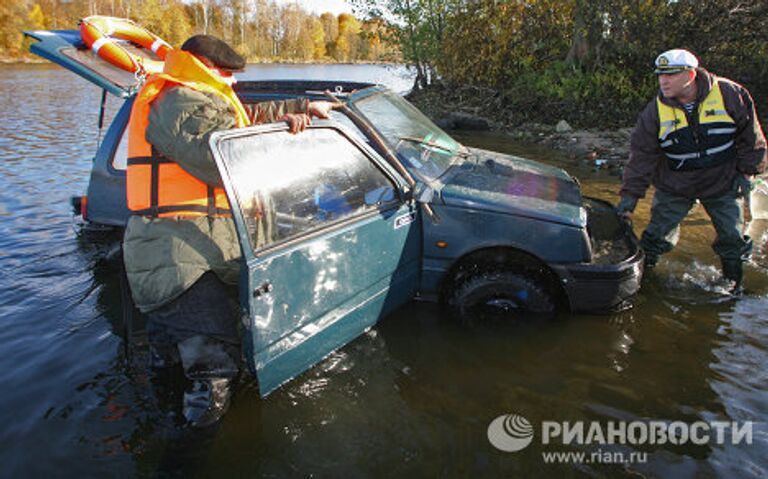 Калининградский умелец преоборудовал автомобиль Ока в моторную лодку