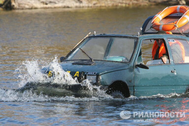 Калининградский умелец преоборудовал автомобиль Ока в моторную лодку