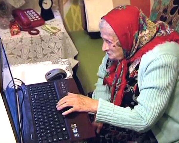 Долгожительница в 102 года общается с родственниками с помощью Skype