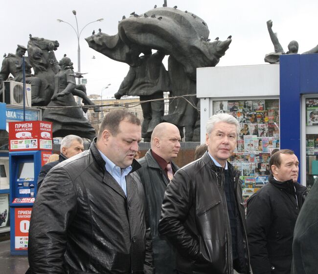 Мэр Москвы Сергей Собянин (второй справа) на площади перед станцией метро Улица 1905 года во время субботнего объезда городских объектов. Архив