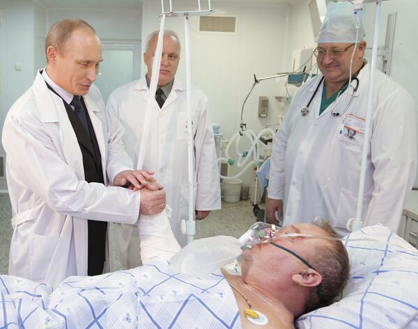Премьер-министр РФ Владимир Путин посетил Владимира Шаманова в госпитале имени Бурденко