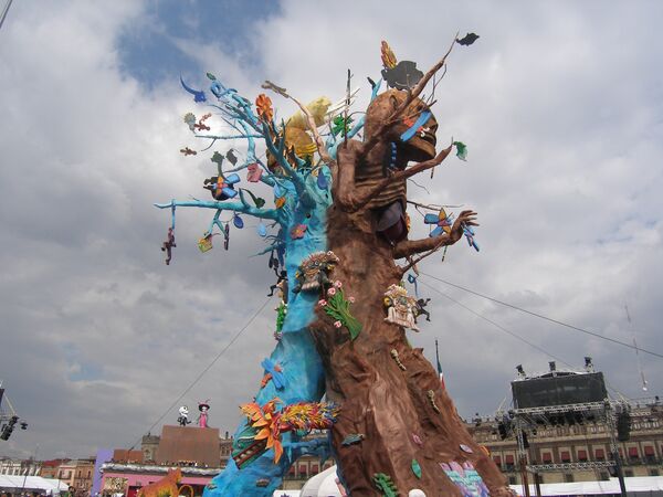 Самое большое в мире «Дерево смерти» возвели на главной площади Мексики