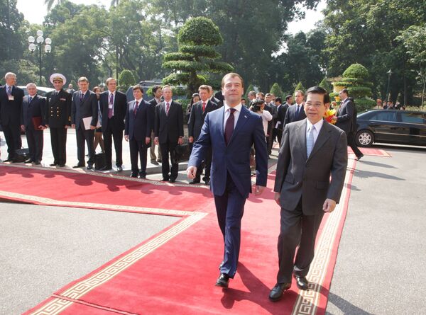 Президент РФ Д. Медведев на церемонии официальной встречи в Ханое