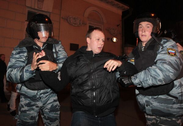 Сотрудники милиции на Триумфальной площади задерживают одного из участников акции 