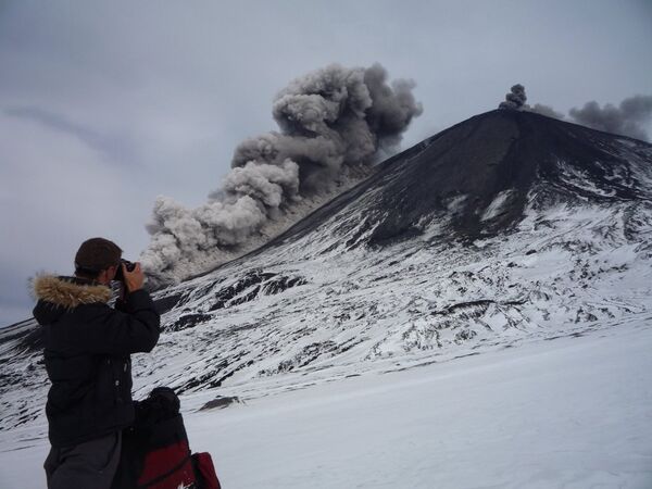 Восхождение на самый высокий действующий вулкан в Евразии во время извержения