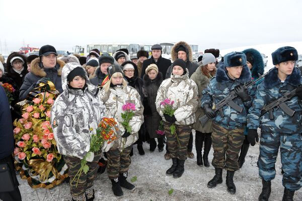В Мирном почтили память экипажа Ил-76, разбившегося год назад