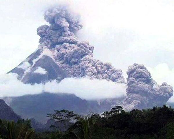 Вулкан Мерапи выбросил облако пепла на несколько километров в высоту