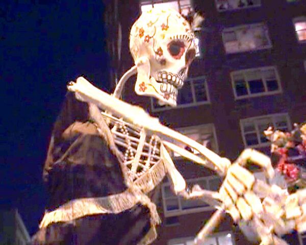 Нью-Йорк пережил нашествие зомби и вампиров в ночь на Хэллоуин