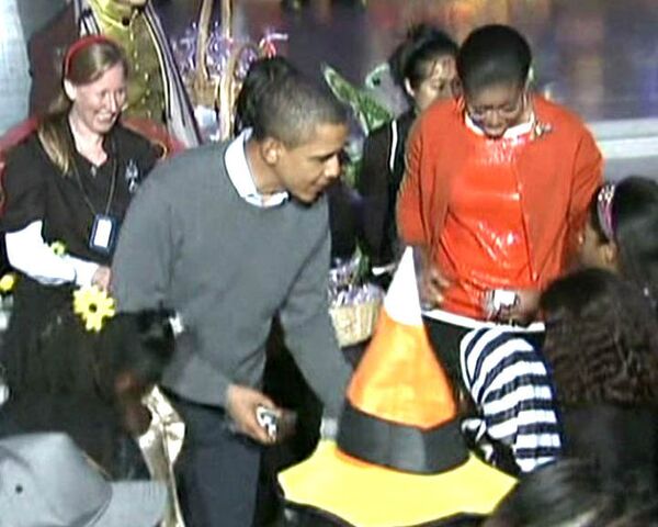 Обама в честь Хэллоуина устроил вечеринку на лужайке у Белого дома 