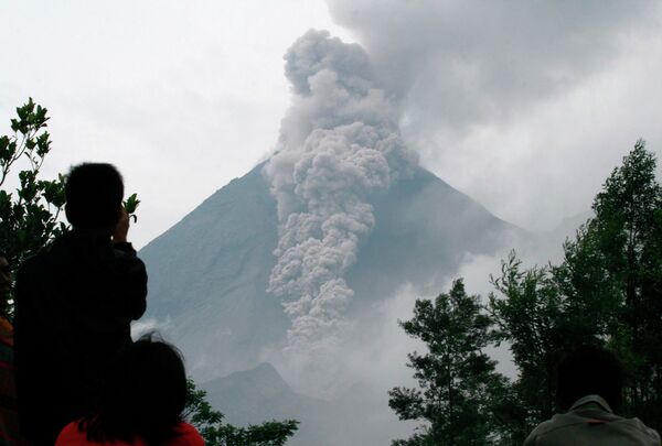 Индонезийские авиалинии отменяют рейсы из-за извержения вулкана 